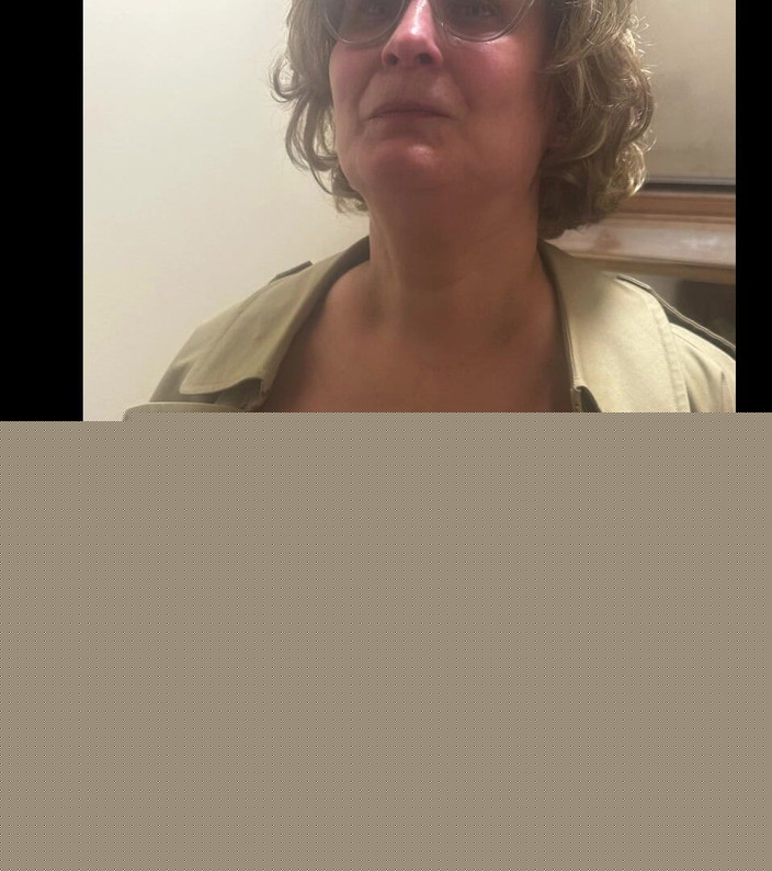 Daddykane: Mamă sexy matură de alături se joacă cu o pulă...