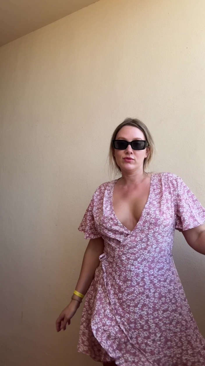 Emma Voyeur: Külotsuz kız amını ve göğüslerini teşhir ediyor derleme