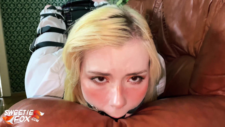 Sweetie Fox: Esaret hatun gırtlağına kadar alıyor ve sert amcık sikişi - boşalma...