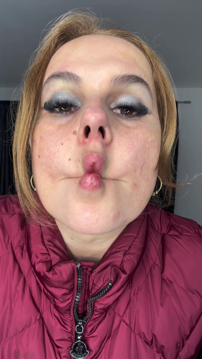 Emeli: Puckered Lips Face