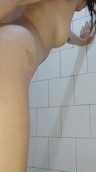 Je suis excitée sous ma douche après les cours