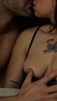 Săruturi fierbinți și joc cu sfârcuri sunt cel mai bun combo pentru cumming - orgasm nelimitat