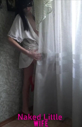 Nakedlittlewife: studentă se dezbracă pe cameră și se mângâie