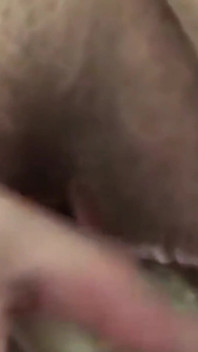 Je me caresse ma grosse chatte avec un didlo de 12 pouces