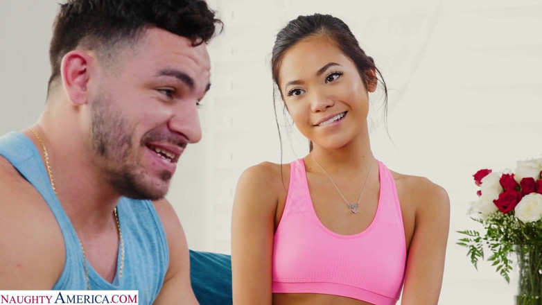 Naughty America: Vina Sky chevauche l’énorme bite de son demi-frère