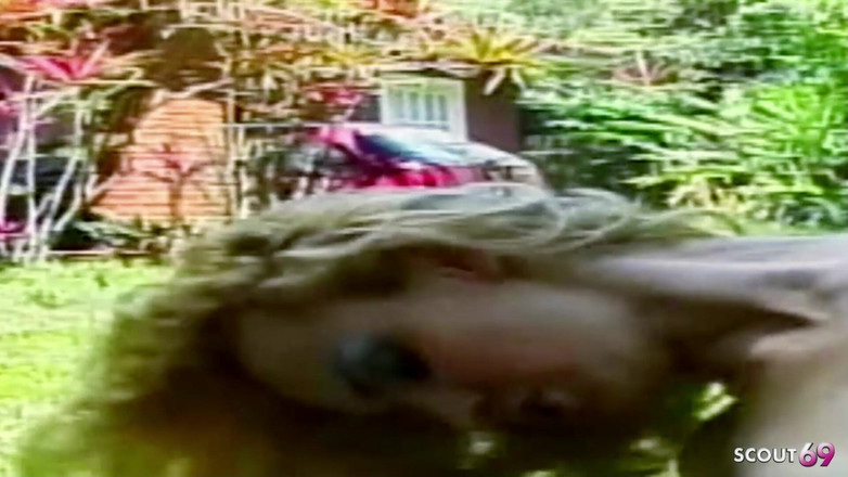 Shemale TS Collection: Blonde tranny wordt stiekem geneukt in het bos in haar...