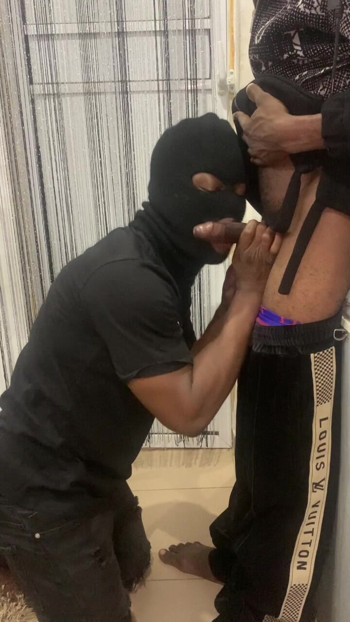 Enigmatic Buoy: उत्तेजित स्ट्रेट ट्विंक लंड चुसाई के लिए भीख मांगती है।