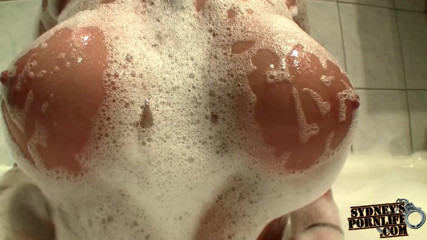 Sydneys porn life: Velká falešná prsa a šťavnatý zadek, orgasmus při koupeli!
