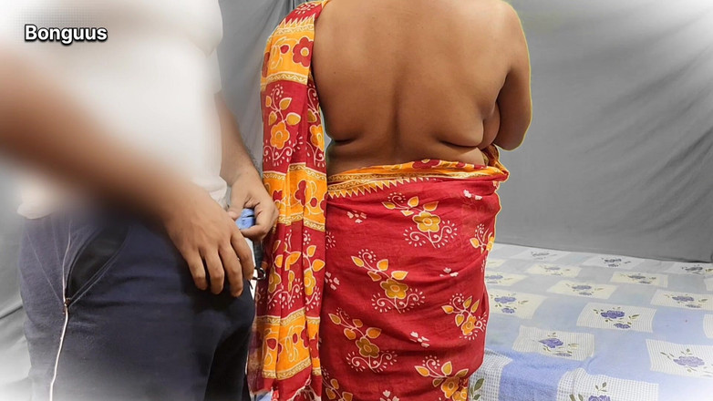 Riya Bonguus: ドレステーラーが巨乳熟女とセックスし、彼女のマンコの中に射精する
