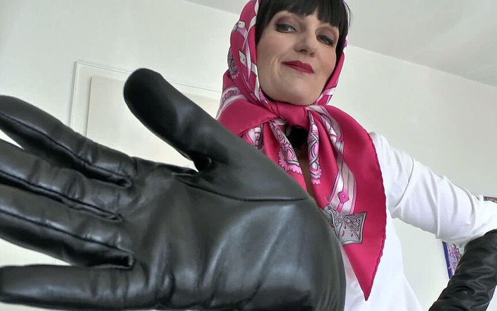 Lady Victoria Valente: 力の手袋を嗅ぎつけて