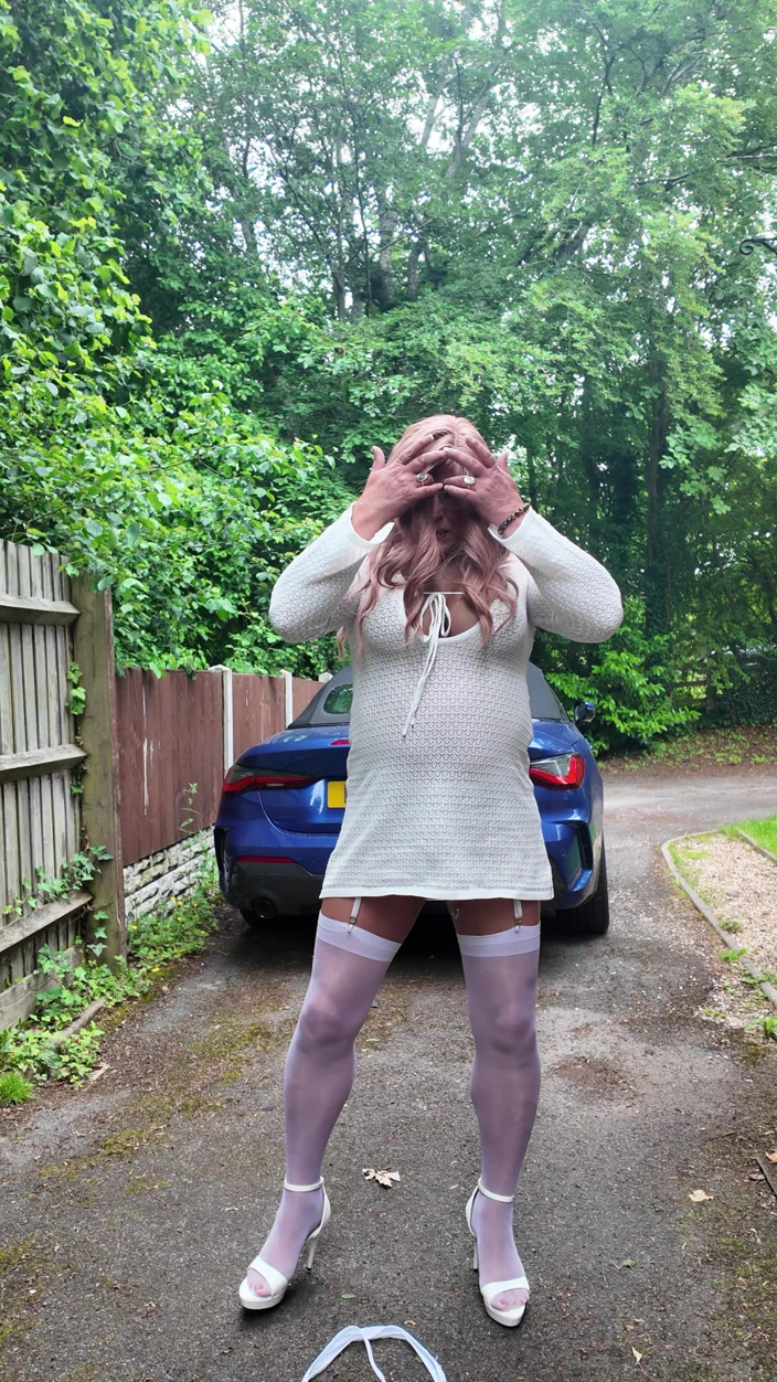 Kellycd2022: Kellycd la travestie en bas de robe blanche et talons