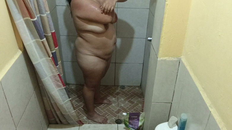Stepmom_with_big_tits: Diese dusche war am ende sehr heiß, weil meine brüste...