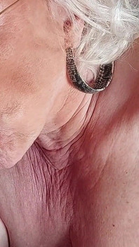 Nenek miang menjolok pepek basah hingga orgasme bergoyang