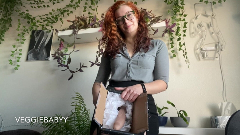 Veggiebabyy: Futa Boss Lets U Suck Her Dick in a Box