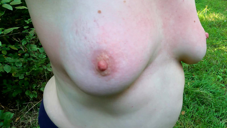 Bouncy Tits Action: 그녀의 젖탱이에 사정하고 때리기