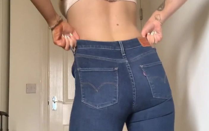 Adreena Winters: 牛仔裤试穿视频！看我试穿4条不同牛仔裤！你的屁股是哪一个？