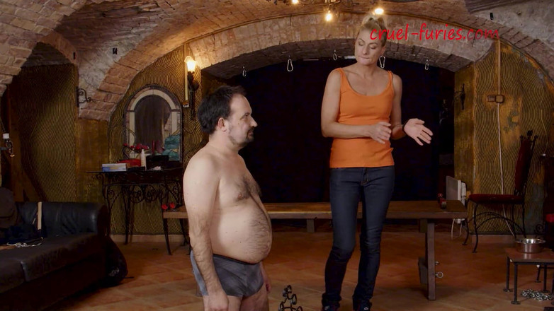 Cruel Furies Femdom: उसके बदसूरत चेहरे को थप्पड़ मारना