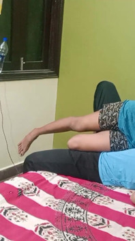 Iubită suculentă desi slabă de 18 ani futută de o matahală indiană
