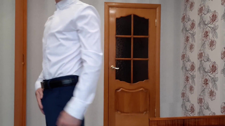 AlexRusFun: Facet masturbuje się swoim dużym kutasem w biurze