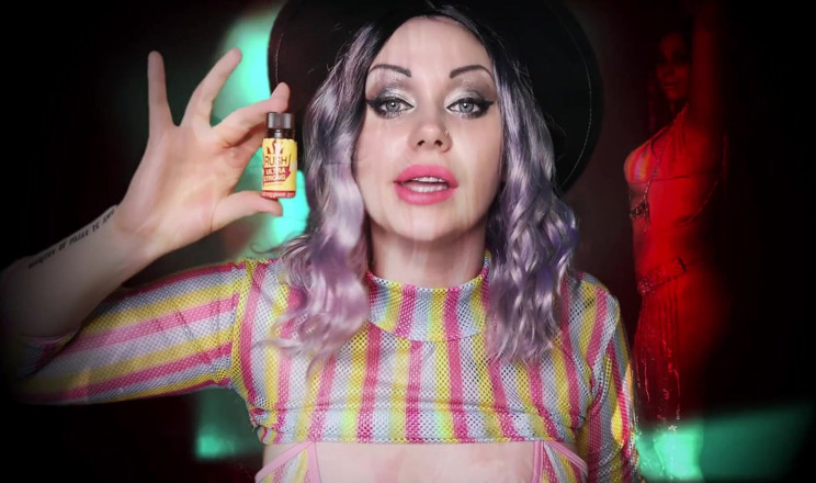 Goddess Misha Goldy: Mengendur dari botol kecil dan masturbasi di payudara besarku yang...
