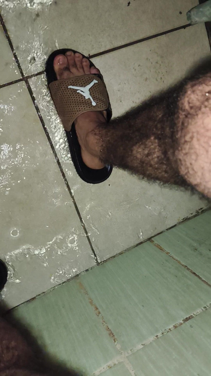 Cute boy jerks off: ชายหุ่นดีคลําตัวเองในห้องน้ําขณะฟังสเปนกับการแข่งขันอาร์เจนตินา