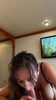 Busty gorąca dziwka zgodziła się na seks bez prezerwatywy za dodatkową cenę