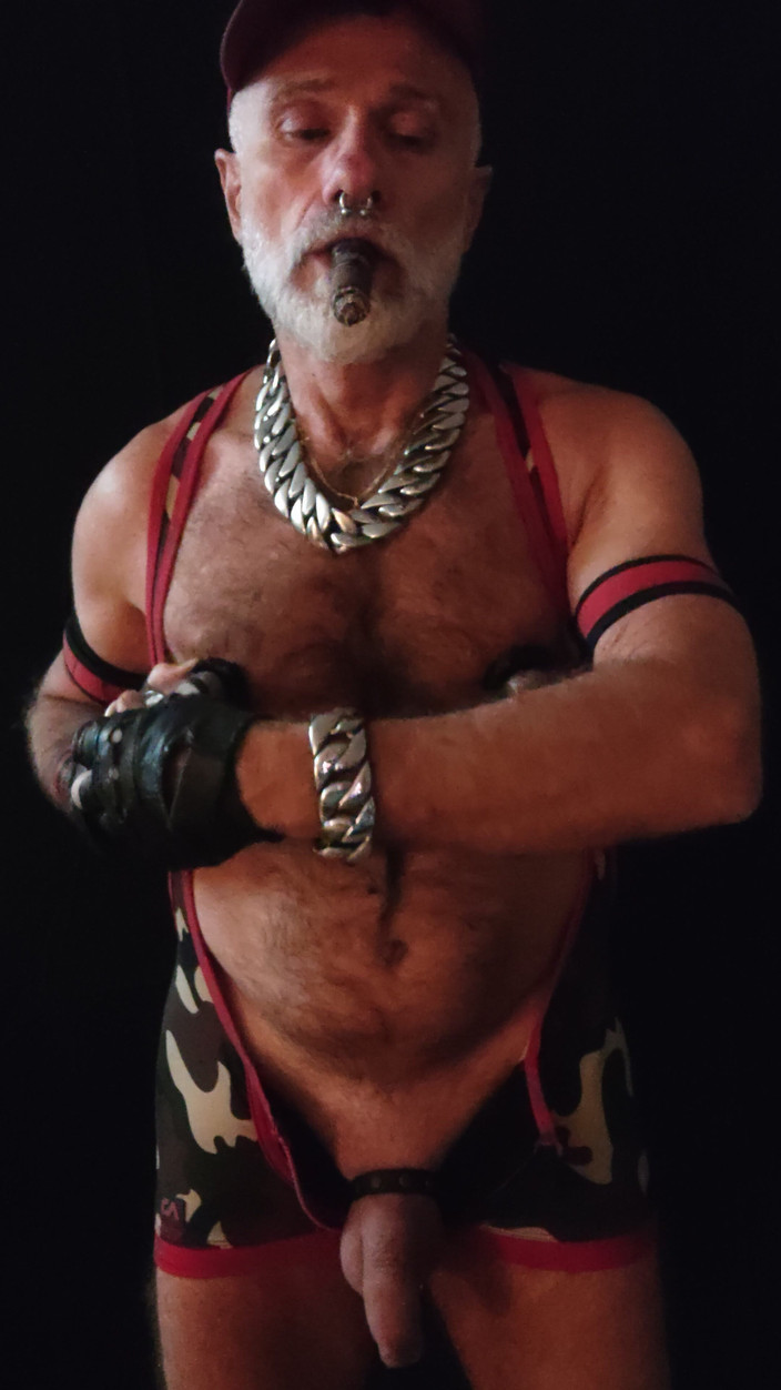 MusclesCigarsFFPig: Mamilo muping enquanto fuma gar