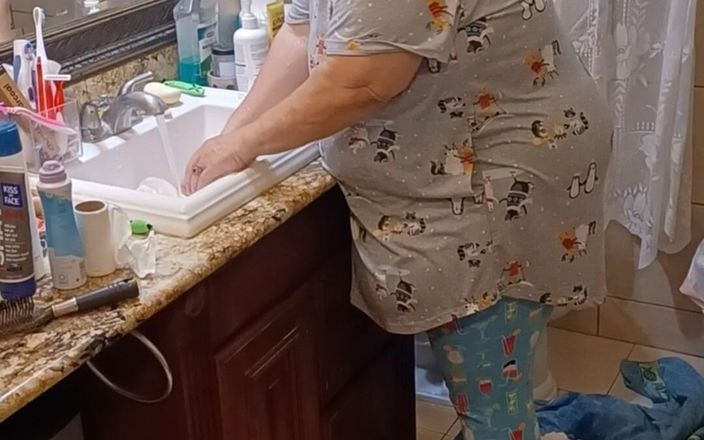 BBW nurse Vicki adventures with friends: Müşterim için beyaz nine külotumu yıkıyorum!