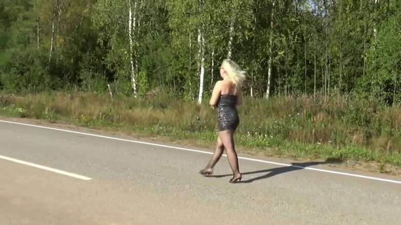 Nylon-Heels: Mujer bonita en un vestido corto