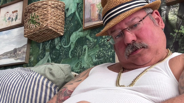 Hand-Free-Daddy-Chub: Bunic gras și bătrân