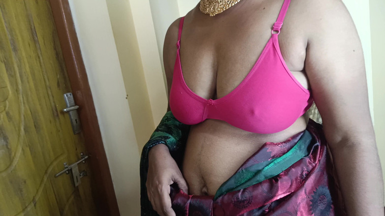 Pushpa studio: Ev hanımı sari gösteriyor