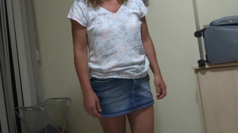 Ardientes69: O femeie latino matură se expune erotic în timp ce este...