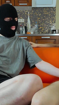 알렉스가 여기서 누가 가장 큰 사람이야 볼 수 있도록 내 거대한 자지를 꺼냈어!