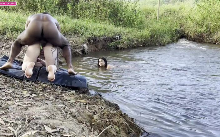 Lorrany exotica: Buiten seks zonnebaden bij de rivier Ik heb twee hotties...