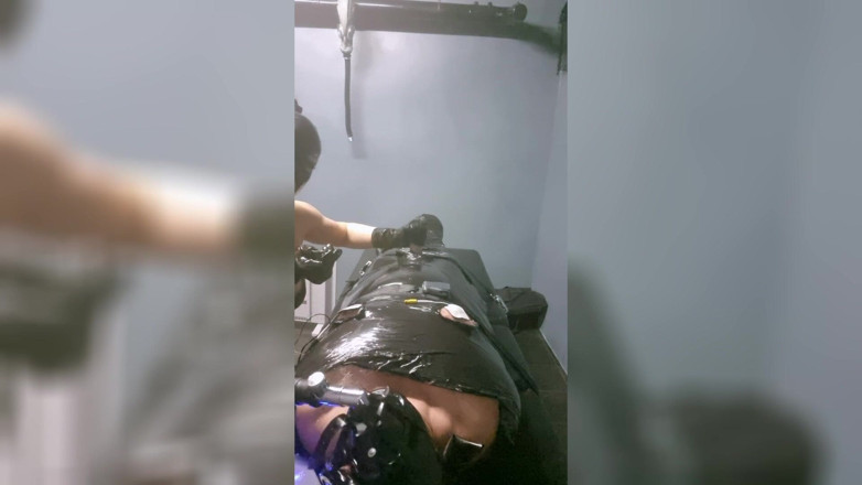 Madame Moira Dominatrix: O Escravo Impotente Sofre Com Uma Máscara Respiratória Durante Vibração...