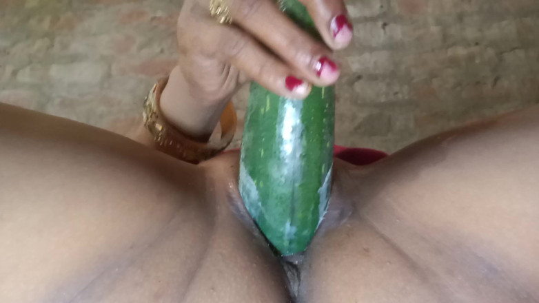 jayabhabhi: Indische dorffrau masturbiert mit gemüse