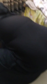Une belle-mère sexy se fait baiser par son beau-fils sans préservatif pendant qu’il nettoie sa maison, éjacule dans un gros cul