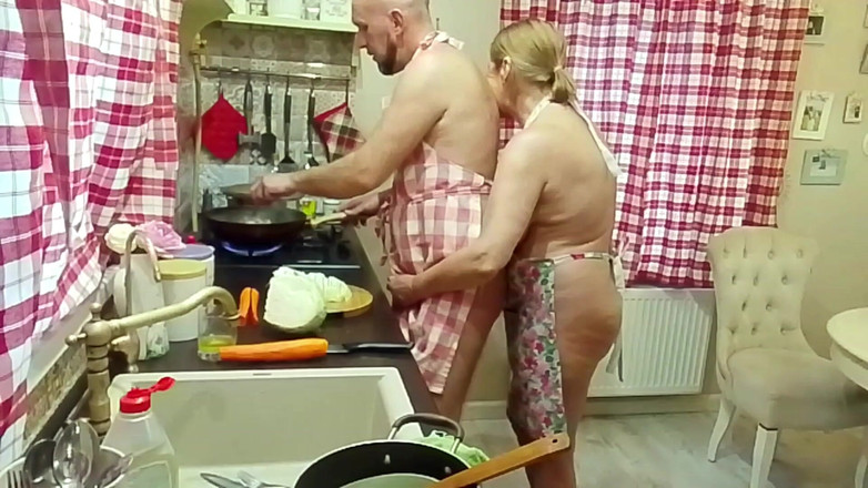 Crazyfamily 1970: Macocha uwodzi mnie podczas gotowania kolacji