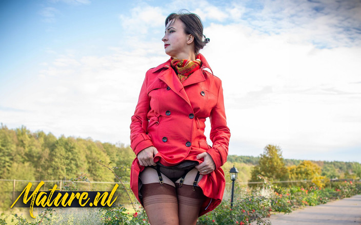 Mature NL: Voyeuristická Wanilianna se masturbuje poté, co jde ven na procházku