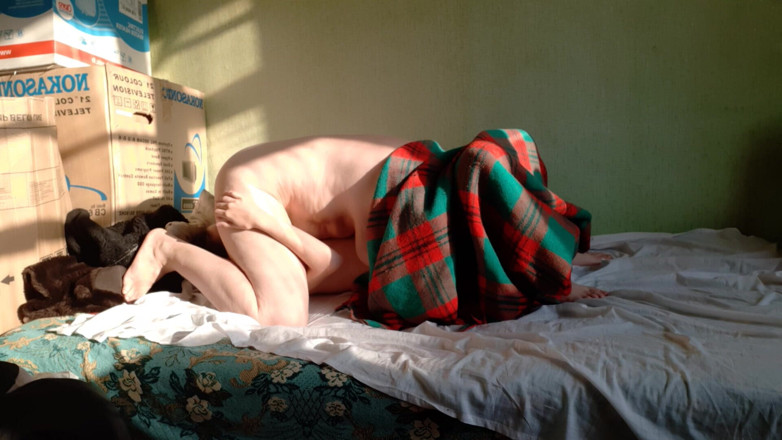 Lesbian-illusion: Calda posizione 69 tra due vicine lesbiche