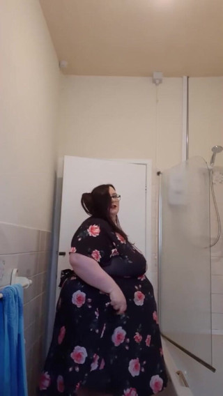 SSBBWLadyBrads: Une SSBBW taquine avant la douche