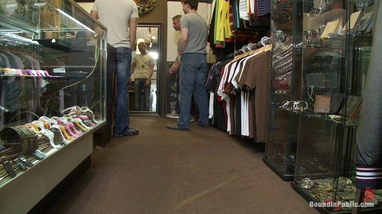 Bound in public: Un étalon coquin se fait baiser dans un magasin de vêtements