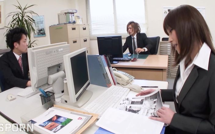 Go Sushi: La secretaria porno japonesa Yui Ayana necesita un trío después...