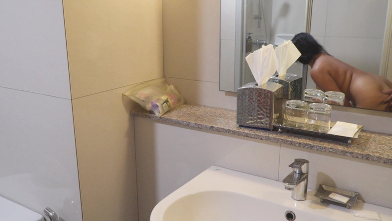 memewmbem: Ver grandes tetas durante la sesión de baño haciéndolo duro