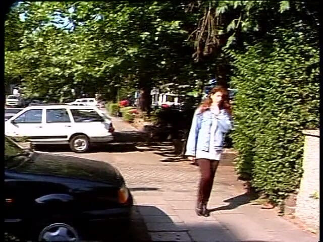 Lucky Cooch: Morena alemana belleza da una entrevista al aire libre