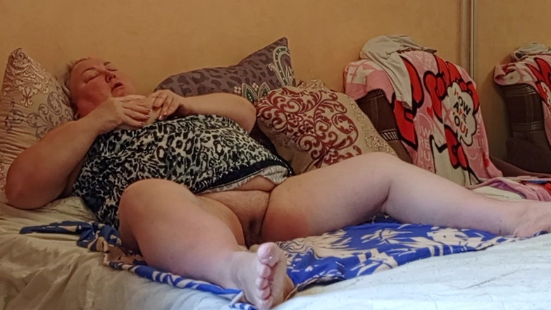 Zona901: fidanzata con una grande figa si masturba con i giocattoli