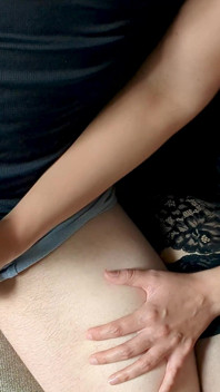 Handjob seksi dan sensual membawa kepada pancutan mani meletup