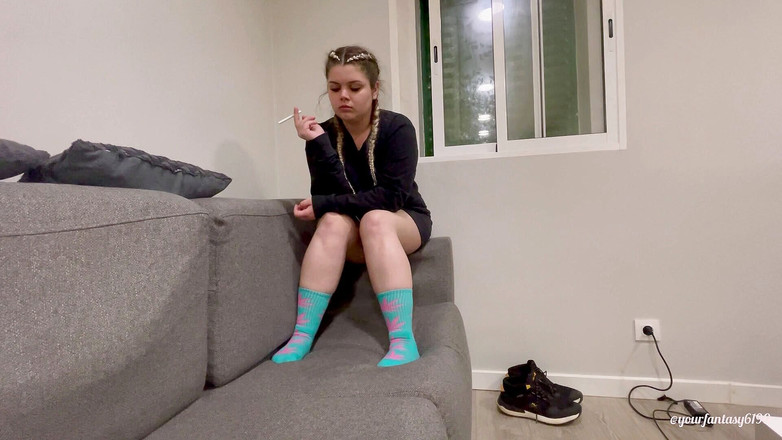 Your fantasy studio: Пукає і курить у кольорових шкарпетках і сукні