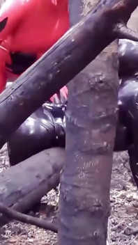 Domina-demütigung im freien: latex-herrin und gummi-devote