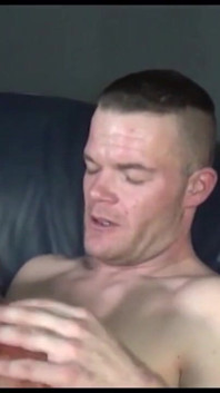 Zrzavé drobné velké péro kouří kundičku a mrdku do pusy